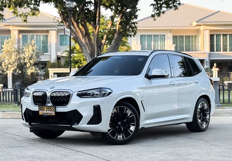 รถ BMW iX3 M Sport LCI สี ขาว