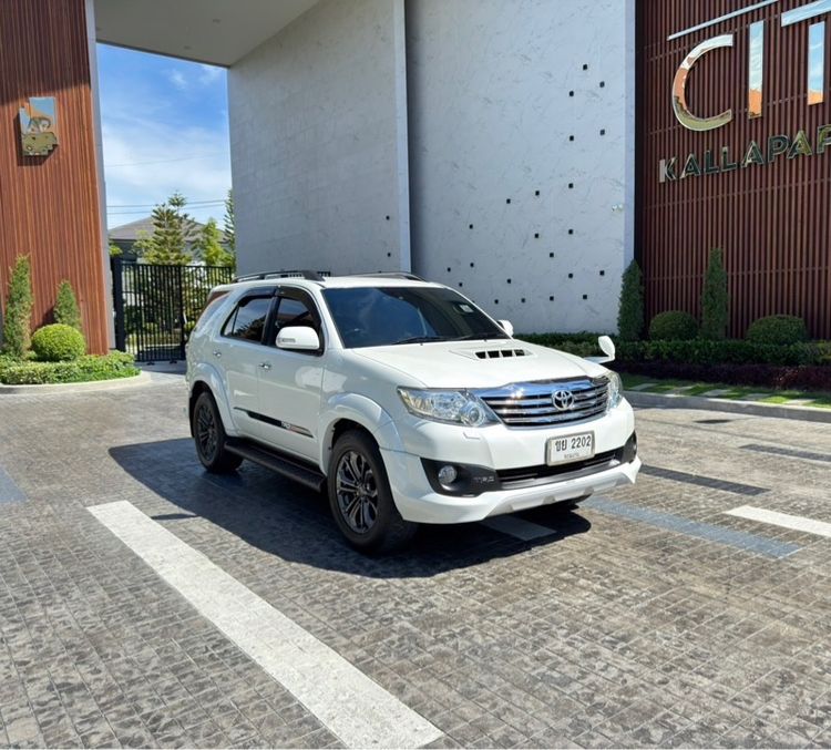 รถ Toyota Fortuner 3.0 TRD Sportivo 4WD สี ขาว