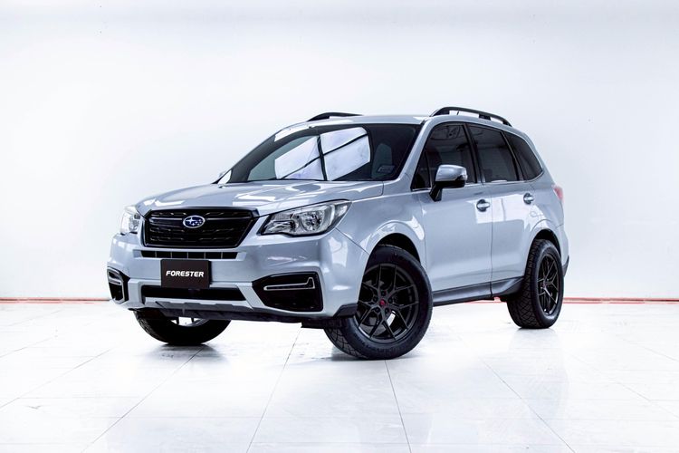 รถ Subaru Forester 2.0 i สี เทา