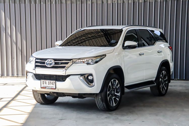 รถ Toyota Fortuner 2.4 V สี ขาว