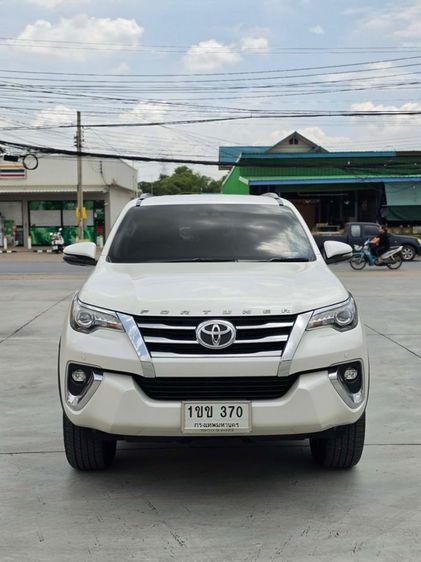 รถ Toyota Fortuner 2.4 V สี ขาว