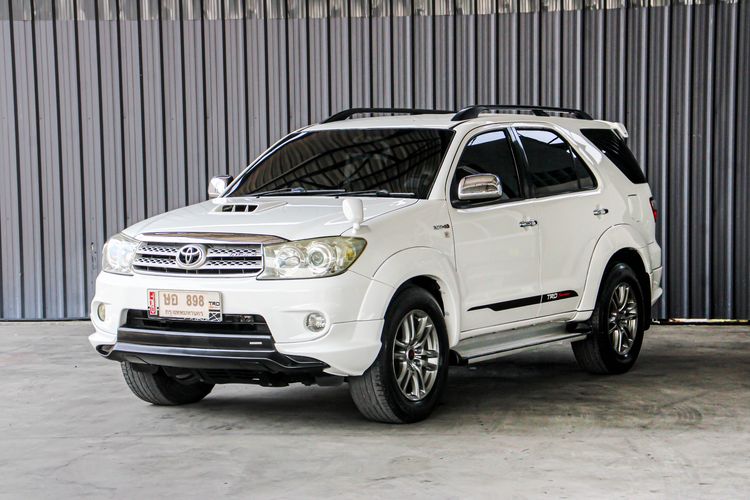 รถ Toyota Fortuner 3.0 TRD Sportivo 4WD สี ขาว