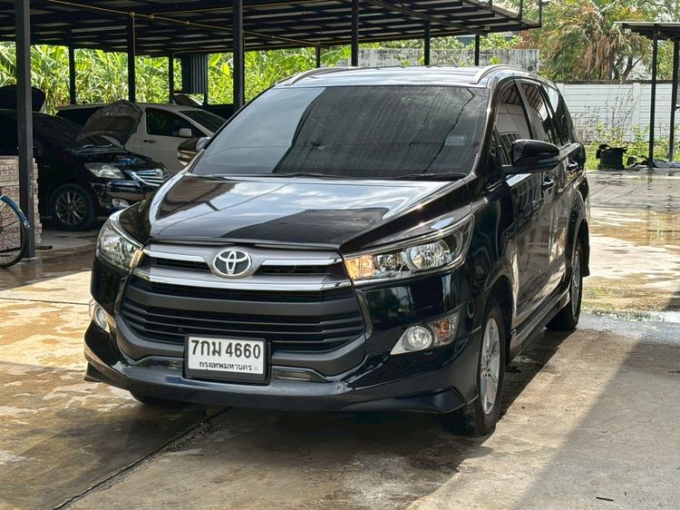 รถ Toyota Innova 2.8 Crysta G สี ดำ