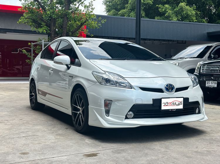 Toyota Prius 2013 1.8 Hybrid TRD Sportivo II Sedan ไฮบริด เกียร์อัตโนมัติ ขาว รูปที่ 3