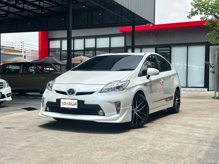 รถ Toyota Prius 1.8 Hybrid TRD Sportivo II สี ขาว