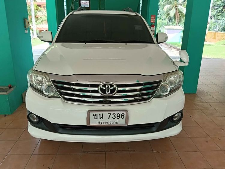 รถ Toyota Fortuner 2.7 V สี ขาว