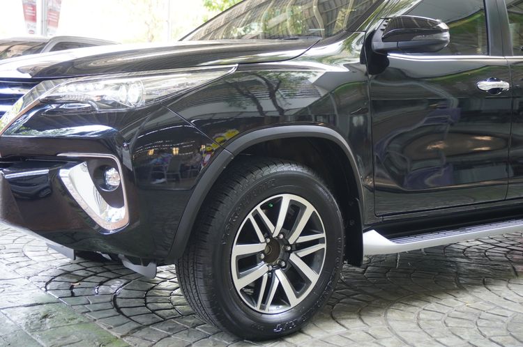 Toyota Fortuner 2017 2.4 V Utility-car ดีเซล ไม่ติดแก๊ส เกียร์อัตโนมัติ ดำ รูปที่ 4