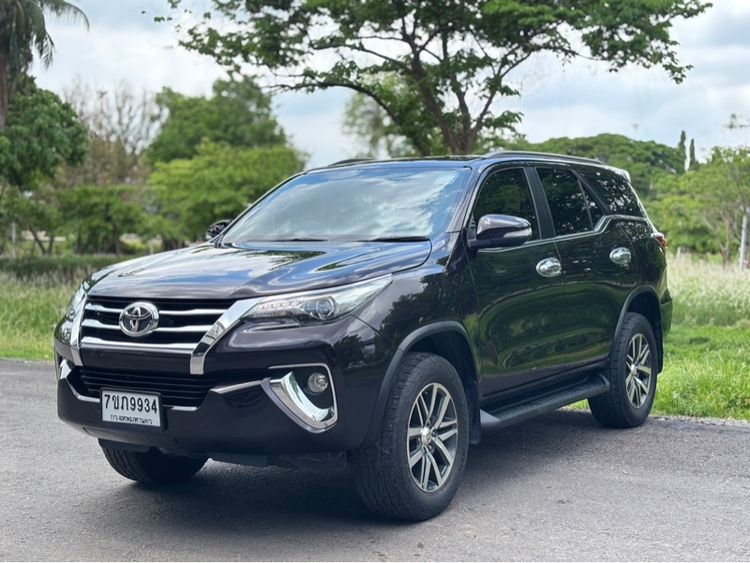 รถ Toyota Fortuner 2.4 V สี น้ำตาล