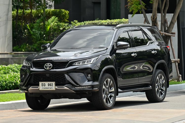รถ Toyota Fortuner 2.4 LEGENDER 2WD AT สี ดำ