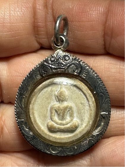 พระผงจันทร์ลอย เลี่ยมเงิน