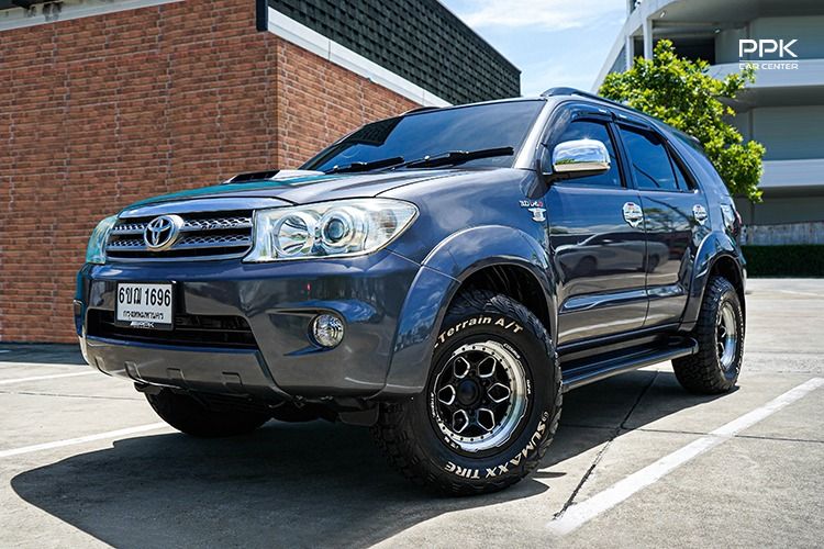 รถ Toyota Fortuner 3.0 V 4WD สี เทา