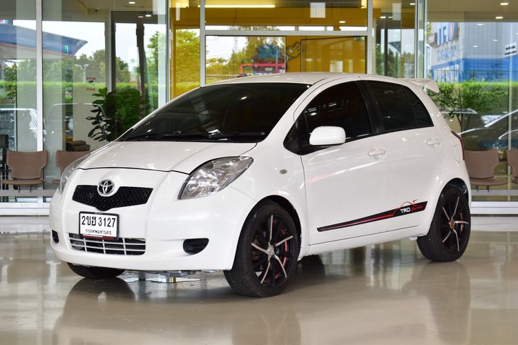 รถ Toyota Yaris 1.5 E สี ขาว
