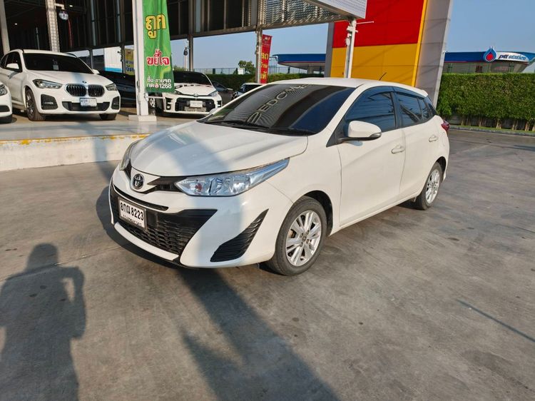 รถ Toyota Yaris 1.2 E สี ขาว
