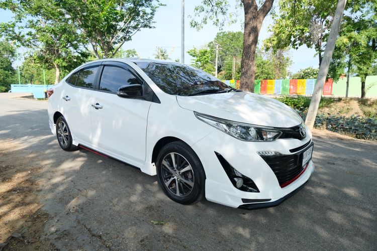รถ Toyota Yaris ATIV 1.2 High สี ขาว