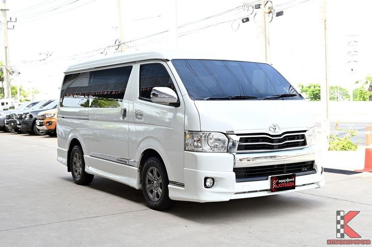 รถ Toyota Ventury 3.0 V สี ขาว