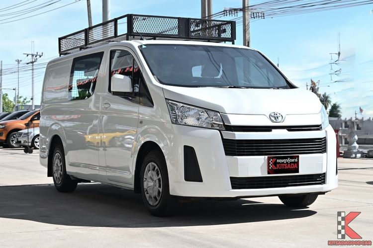 Toyota Hiace 2020 2.8 economy Van ดีเซล ไม่ติดแก๊ส เกียร์ธรรมดา ขาว
