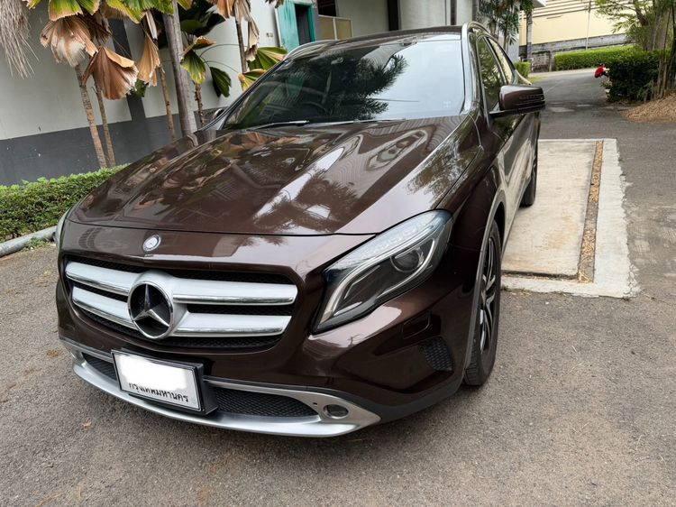 รถ Mercedes-Benz GLA-Class GLA200 สี น้ำตาล