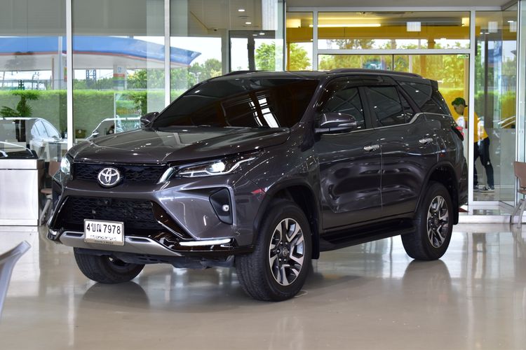 Toyota Fortuner 2023 2.4 Leader V Utility-car ดีเซล ไม่ติดแก๊ส เกียร์อัตโนมัติ เทา รูปที่ 3