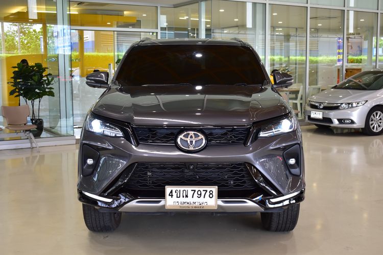 TOYOTA Fortuner 2.4 V LEADER สีเทา ปี 2023 