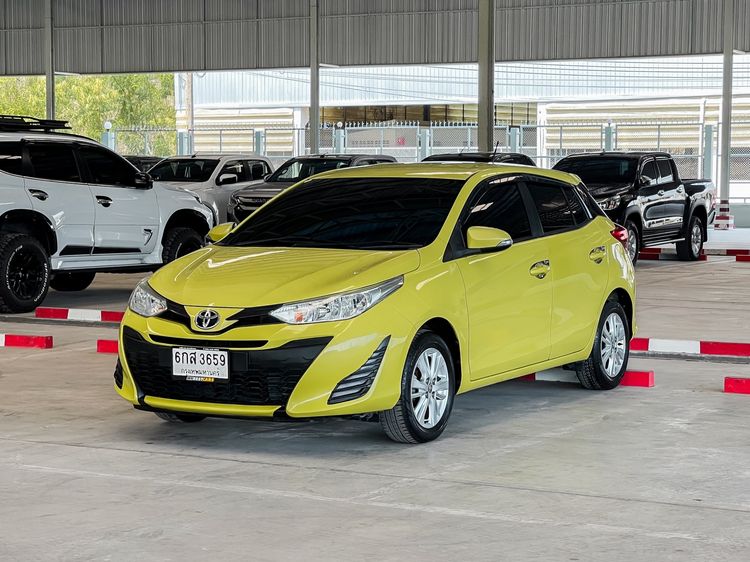 รถ Toyota Yaris 1.2 E สี เขียว