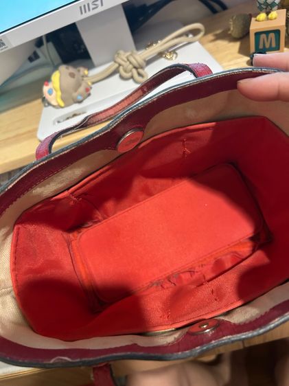 สินค้ามือ2แท้สภาพใช้งาน Gucci kid tote ลายเต่าทอง สภาพใช้งาน ตำหนิมุม4มุมไม่ทะลุ ขาด 1 จุดไม่ทะลุ รูปที่ 5