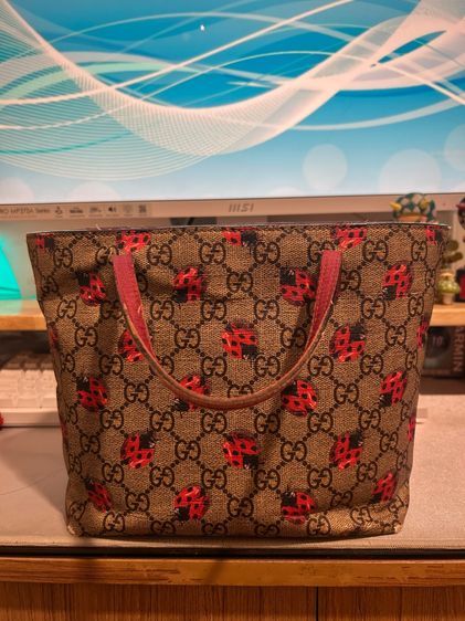 สินค้ามือ2แท้สภาพใช้งาน Gucci kid tote ลายเต่าทอง สภาพใช้งาน ตำหนิมุม4มุมไม่ทะลุ ขาด 1 จุดไม่ทะลุ รูปที่ 6