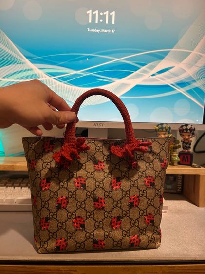 สินค้ามือ2แท้สภาพใช้งาน Gucci kid tote ลายเต่าทอง สภาพใช้งาน ตำหนิมุม4มุมไม่ทะลุ ขาด 1 จุดไม่ทะลุ รูปที่ 2