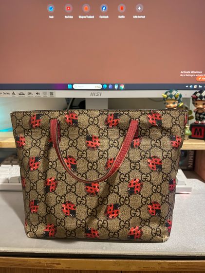 ไม่ระบุ หนังแท้ สินค้ามือ2แท้สภาพใช้งาน Gucci kid tote ลายเต่าทอง สภาพใช้งาน ตำหนิมุม4มุมไม่ทะลุ ขาด 1 จุดไม่ทะลุ
