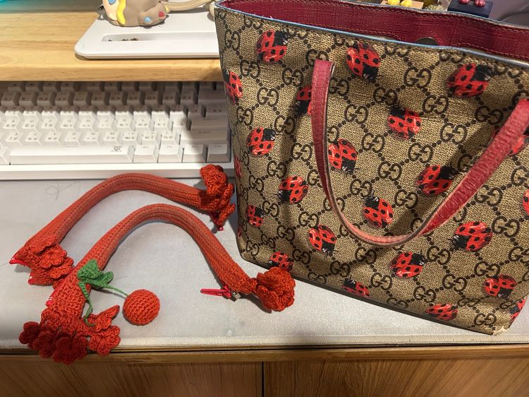 สินค้ามือ2แท้สภาพใช้งาน Gucci kid tote ลายเต่าทอง สภาพใช้งาน ตำหนิมุม4มุมไม่ทะลุ ขาด 1 จุดไม่ทะลุ รูปที่ 8