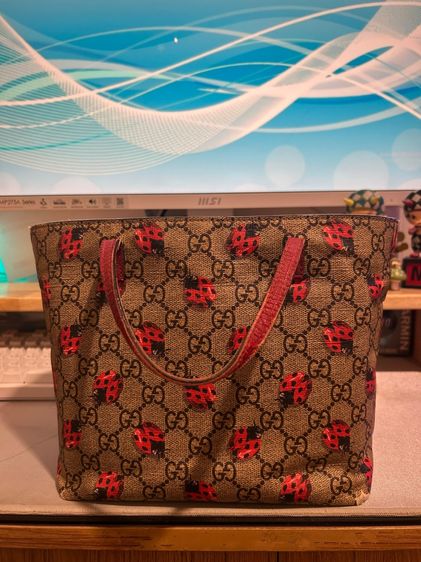 สินค้ามือ2แท้สภาพใช้งาน Gucci kid tote ลายเต่าทอง สภาพใช้งาน ตำหนิมุม4มุมไม่ทะลุ ขาด 1 จุดไม่ทะลุ รูปที่ 7