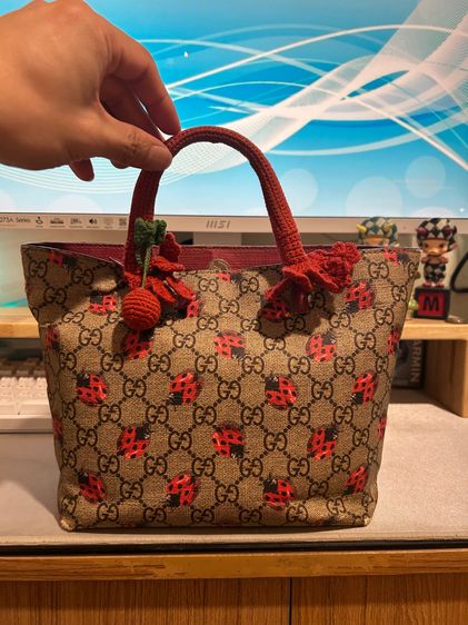 สินค้ามือ2แท้สภาพใช้งาน Gucci kid tote ลายเต่าทอง สภาพใช้งาน ตำหนิมุม4มุมไม่ทะลุ ขาด 1 จุดไม่ทะลุ รูปที่ 3