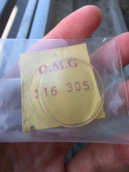 กระจก สโนลอย ของนาฬิกา  ยี่ห้อ Omega โอเมก้า  มีตราปั้มตรงกลาง ขายตามสภาพ พร้อมส่ง