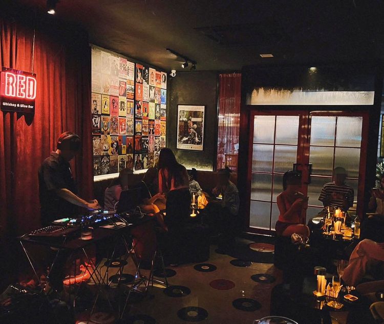 เซ้งร้าน Redbar wine and whiskey สมุทรปราการ ปากน้ำ รองรับลูกค้าได้ประมาณ 28 32 ที่นั่ง  ขนาดร้าน 34 ตร.ม. รูปที่ 2