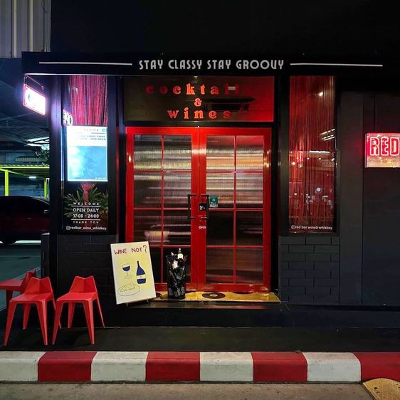 เซ้งร้าน Redbar wine and whiskey สมุทรปราการ ปากน้ำ รองรับลูกค้าได้ประมาณ 28 32 ที่นั่ง  ขนาดร้าน 34 ตร.ม.