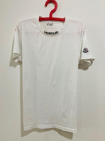 เสื้อยืด MONCLER แท้ 💯 size L ขนาด อก 21.5 ยาว 28  นิ้ว สภาพดีมาก ปักยี่ห้อที่คอสวย เนื้อผ้านุ่มมาก หายากน่าสะสมครับ