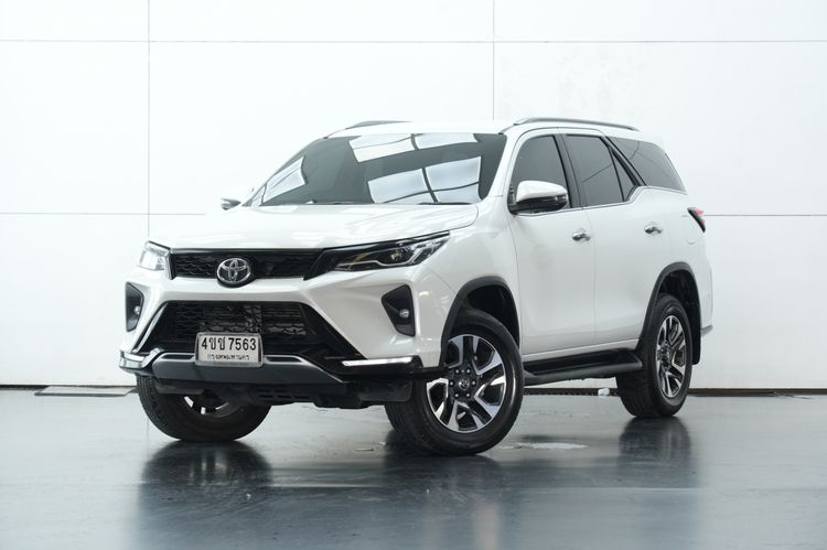 รถ Toyota Fortuner 2.4 Leader V สี ขาว