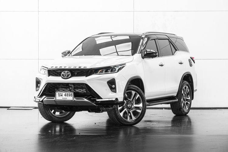 รถ Toyota Fortuner 2.4 Legender Black Top สี ขาว
