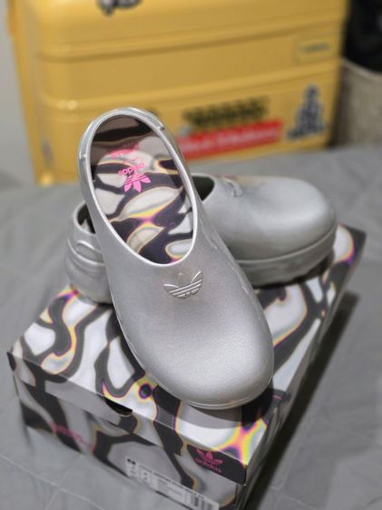 รองเท้าส้นสูง เงิน หนัง PU UK 8 | EU 42 | US 9.5 adidas Pride Adifom Stan Smith Pabllo Vittar Mules สี Silver Metallic ที่คอลแลบกับ Pabllo Vittar ในShopหายากแล้วนะ 😘 