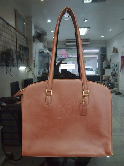 หญิง น้ำตาล หนังแท้ Coach Vintage Madison Made in italy ทรงคางหมูหายาก งานวินเทจยุค90 หนังวัวเเท้ลายคาเวียร์ 2,250 บาท