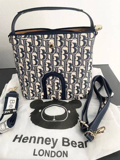ผ้า ของใหม่มือ1 กระเป๋าสะพายผู้หญิงแบรนด์ Henny bear London กระเป๋าทรงบัคเก็ตสีน้ำเงินshoulder bag crossbody bag กระเป๋าบัคเก็ต