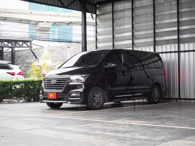 รถ Hyundai H-1  2.5 Deluxe สี น้ำตาล