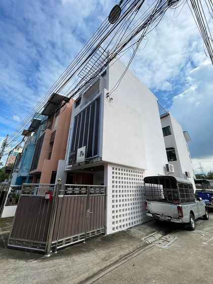 มีบางส่วน ขายด่วน ทาวน์โฮม 3 ชั้น หลังมุม ทำเลทอง ลาดพร้าว 18 แยก 4 MRT 700 ม. Home Office ได้ มีห้อง Studio รูปที่ 2