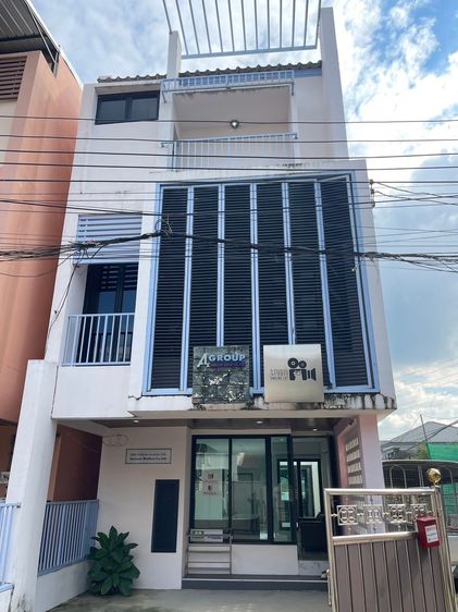 ขายด่วน ทาวน์โฮม 3 ชั้น หลังมุม ทำเลทอง ลาดพร้าว 18 แยก 4 MRT 700 ม. Home Office ได้ มีห้อง Studio