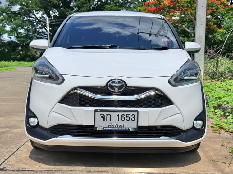 รถ Toyota Sienta 1.5 V สี ขาว