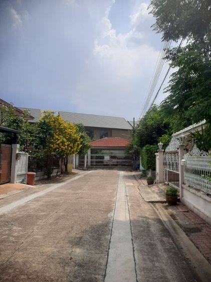 อื่นๆ มีบางส่วน สร้างเสร็จก่อน 2010 ไม่ใช่ ขายบ้านเดี่ยว 130 ตรว.4ห้องนอน2ห้องน้ำ หมู่บ้านชลดาบางบัวทอง ทางเข้าผ่านทะเลสาบสวยงาม รูปที่ 4