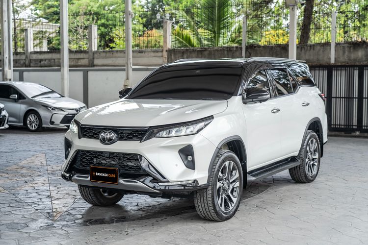 รถ Toyota Fortuner 2.4 Legender Black Top สี ขาว