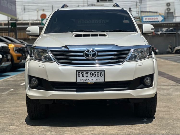รถ Toyota Fortuner 3.0 V 4WD สี ขาว