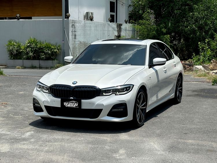 รถ BMW Series 3 330e สี ขาว