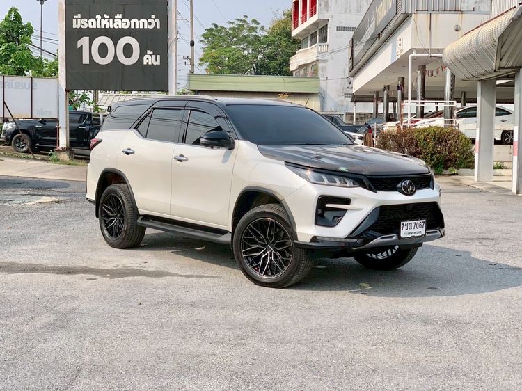 รถ Toyota Fortuner 2.4 Legender Black Top 4WD สี ขาว