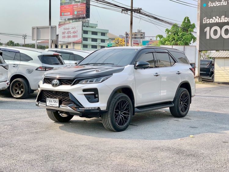 Toyota Fortuner 2022 2.4 Legender Black Top 4WD Utility-car ดีเซล ไม่ติดแก๊ส เกียร์อัตโนมัติ ขาว รูปที่ 3